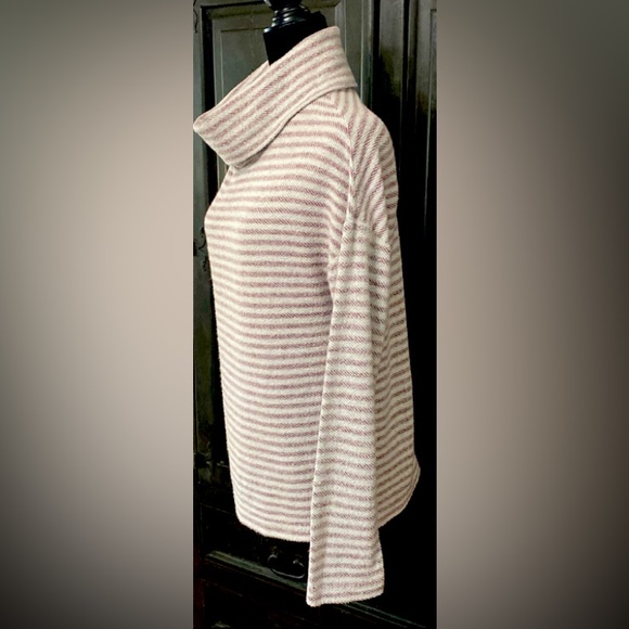 And Eawy purple/white sweater turtleneck-size Medium - Picture 2 of 10